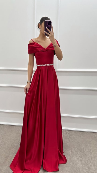 Kırmızı Göğüs Detay Beli Taşlı Tasarım Saten Abiye Elbise
