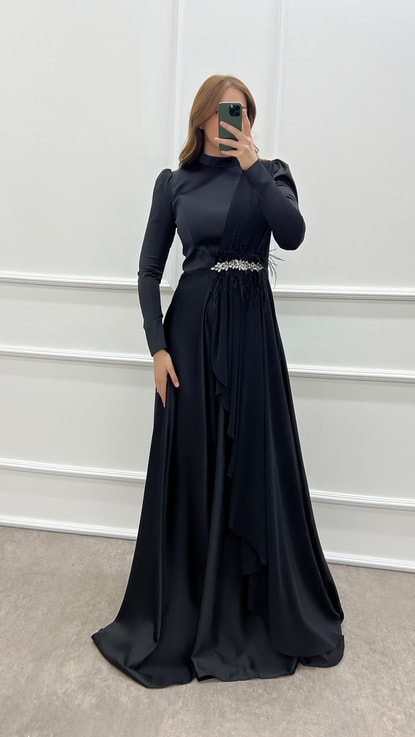 Siyah Beli Taşlı Tüylü Pliseli Tasarım Saten Elbise