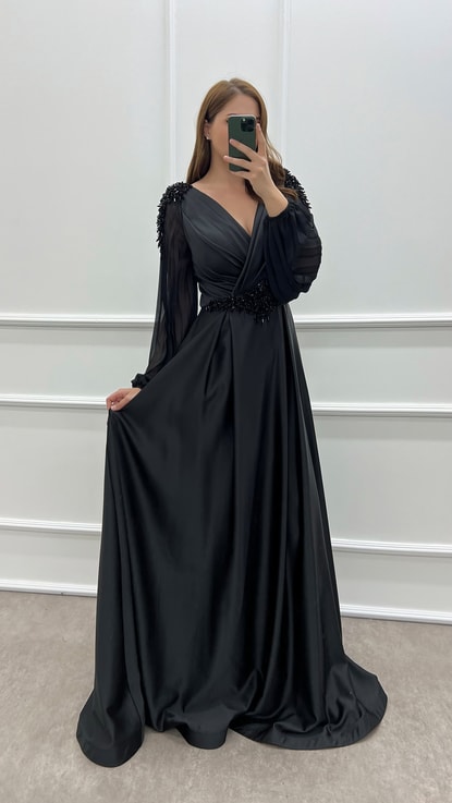 Siyah Balon Kol Beli Ve Omuzları Taşlı Büyük Beden Saten Elbise