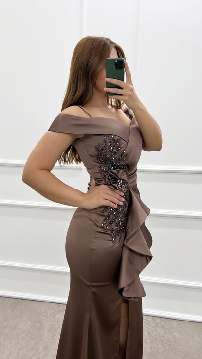 Kahverengi Kayık Yaka Beli Volan Detay İşlemeli Saten Abiye Elbise