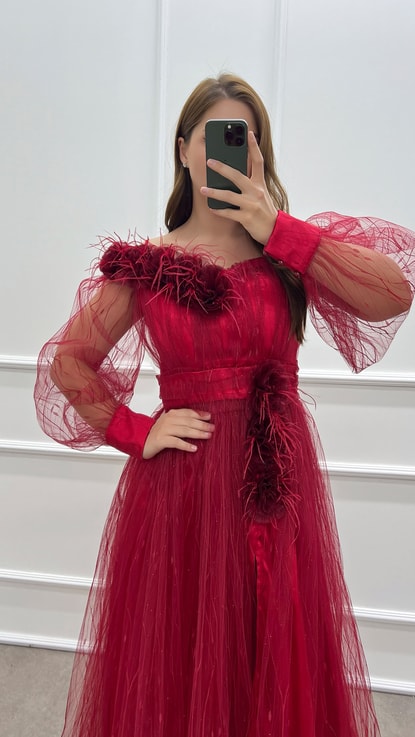 Kırmızı Göğsü Ve Beli Tüy Detay Büyük Beden Tasarım Elbise