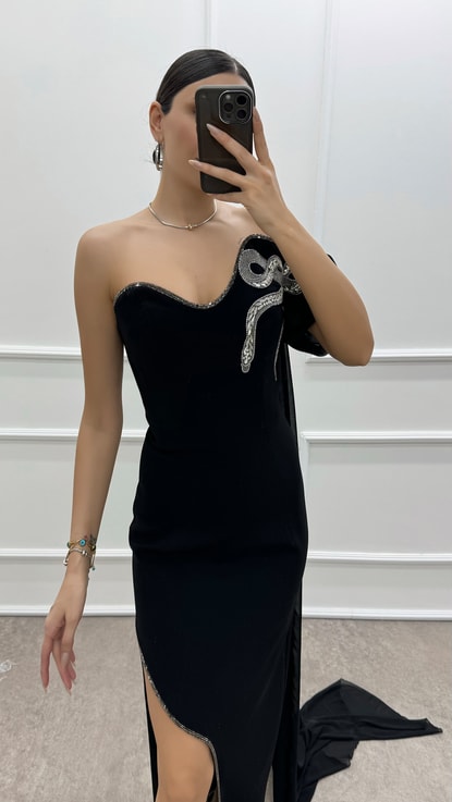 Siyah Kol Detay İşlemeli Tasarım Elbise