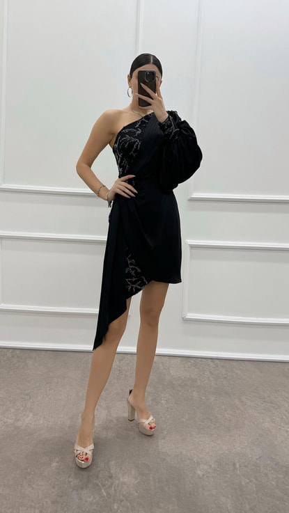 Siyah Tek Kol İşleme Detay Tasarım Mini Elbise