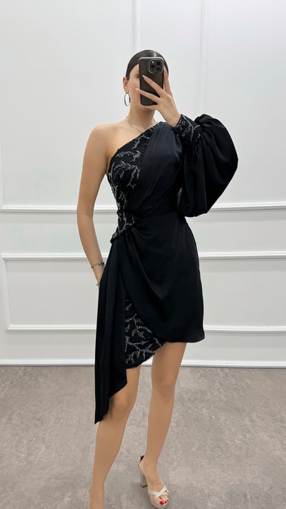 Siyah Tek Kol İşleme Detay Tasarım Mini Elbise
